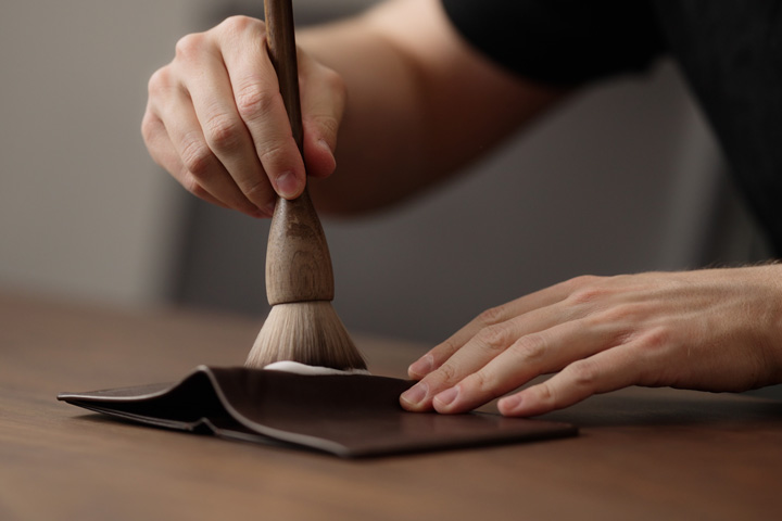 pulizia portaofoglio di pelle